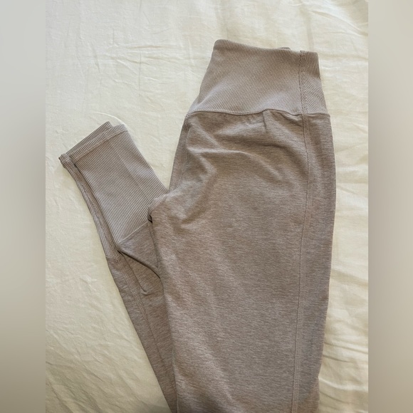 LIGHT purple/pink AloSoft high waisted leggings - Picture 5 of 6